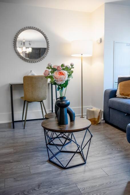 Chic 1-Br Condo; Parking Included; Downtown Core Торонто Екстер'єр фото