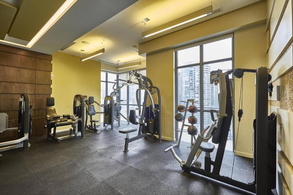 Chic 1-Br Condo; Parking Included; Downtown Core Торонто Екстер'єр фото