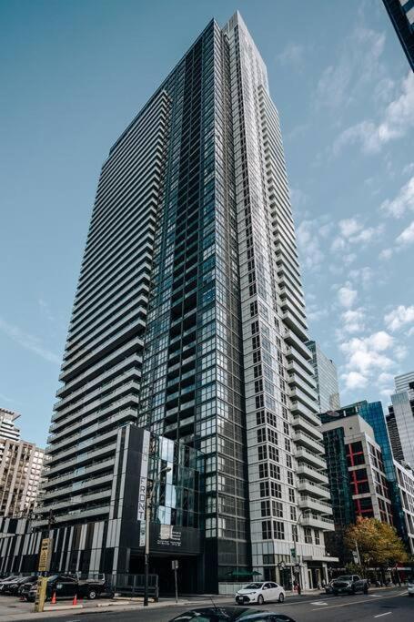 Chic 1-Br Condo; Parking Included; Downtown Core Торонто Екстер'єр фото