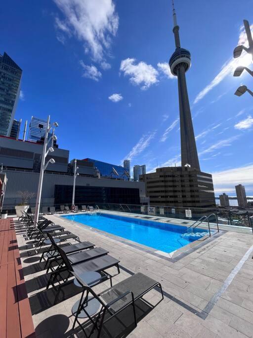 Chic 1-Br Condo; Parking Included; Downtown Core Торонто Екстер'єр фото