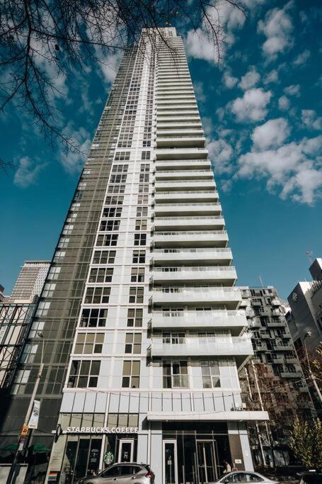 Chic 1-Br Condo; Parking Included; Downtown Core Торонто Екстер'єр фото