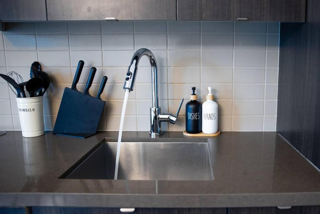 Chic 1-Br Condo; Parking Included; Downtown Core Торонто Екстер'єр фото
