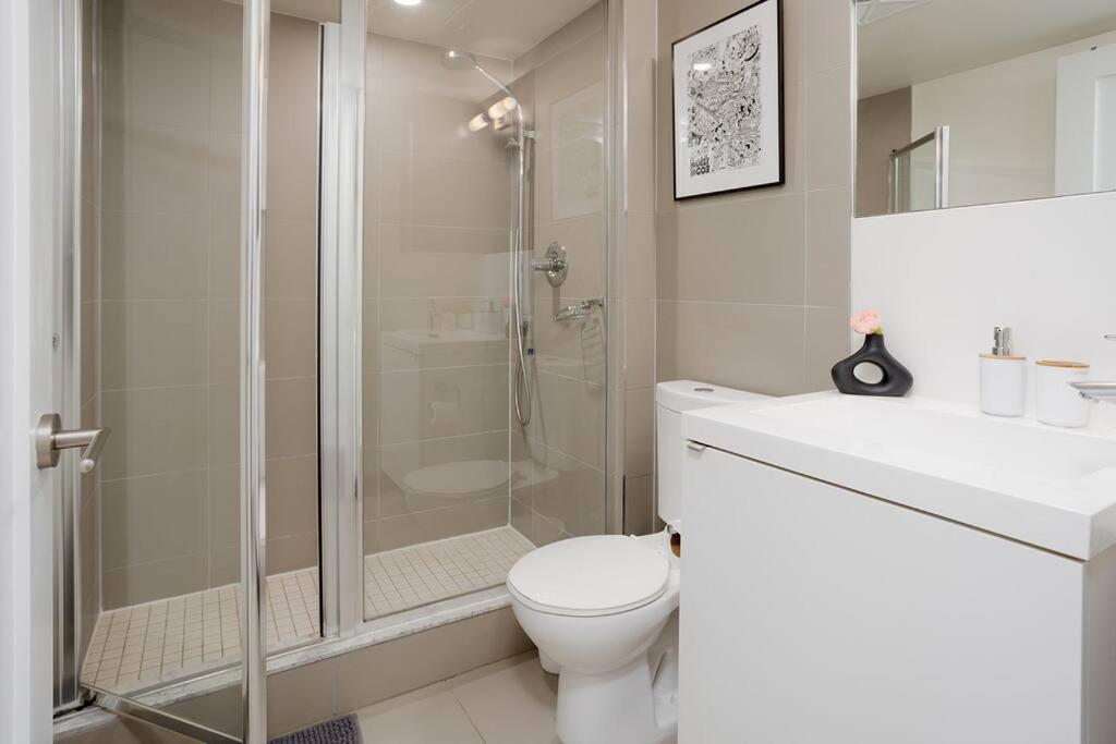 Chic 1-Br Condo; Parking Included; Downtown Core Торонто Екстер'єр фото