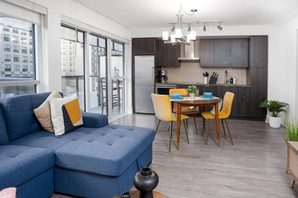 Chic 1-Br Condo; Parking Included; Downtown Core Торонто Екстер'єр фото