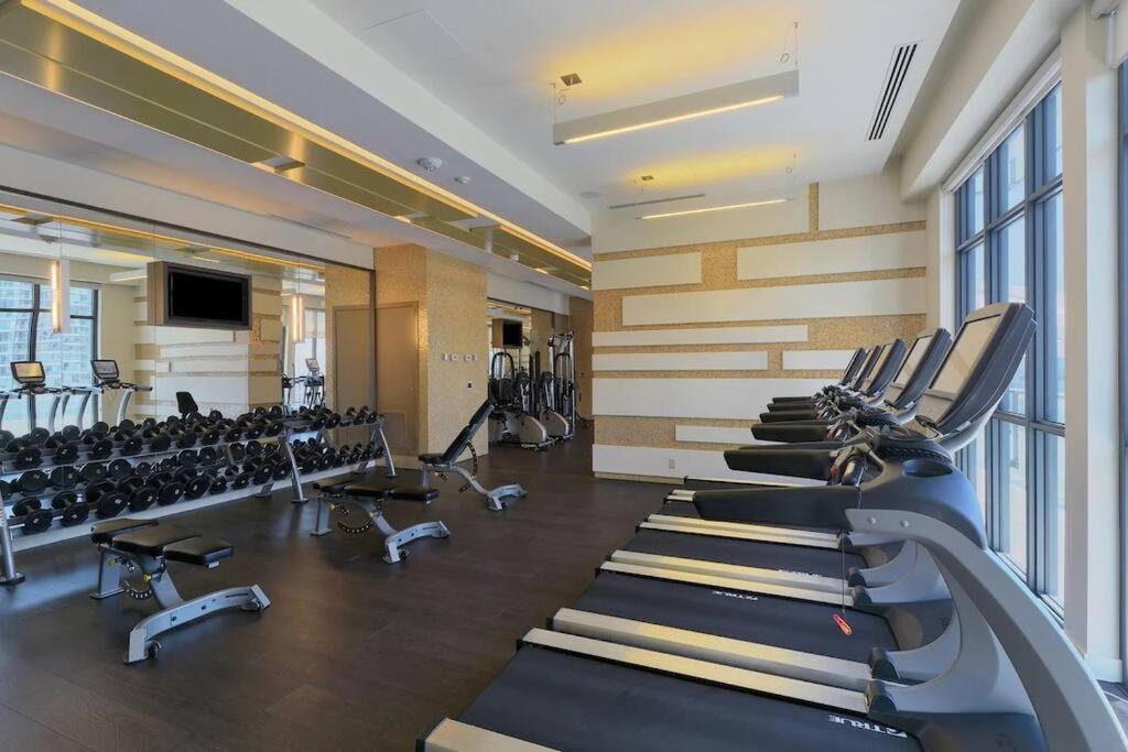 Chic 1-Br Condo; Parking Included; Downtown Core Торонто Екстер'єр фото