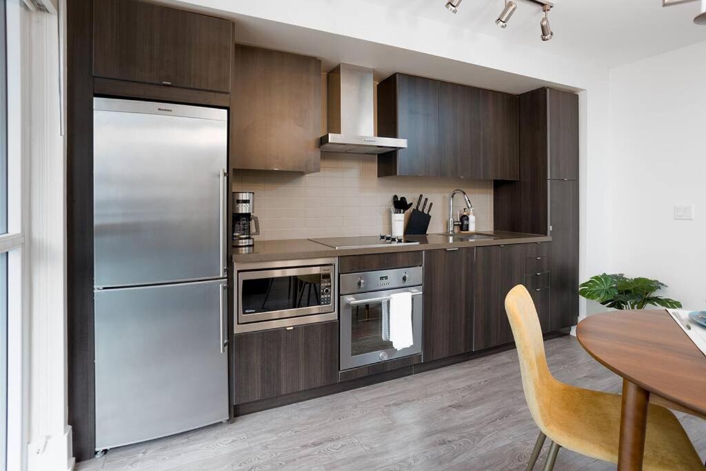 Chic 1-Br Condo; Parking Included; Downtown Core Торонто Екстер'єр фото