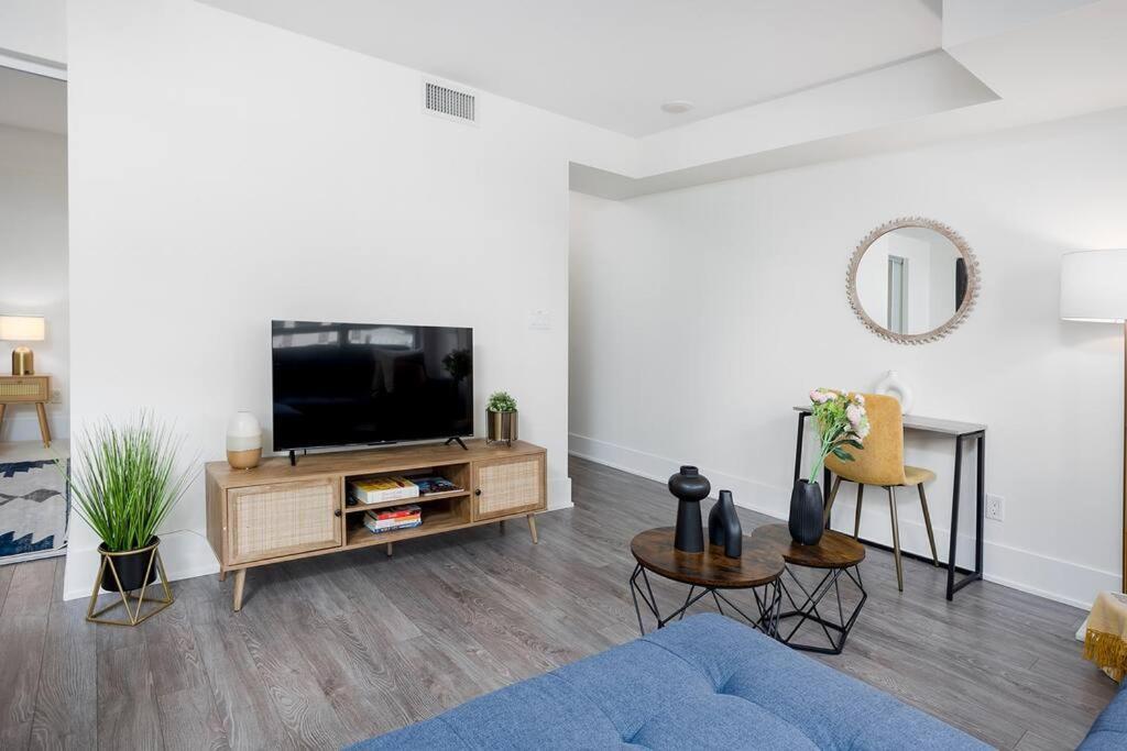 Chic 1-Br Condo; Parking Included; Downtown Core Торонто Екстер'єр фото