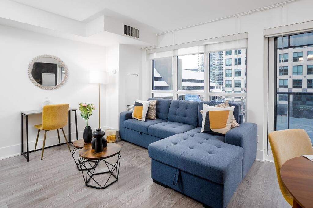 Chic 1-Br Condo; Parking Included; Downtown Core Торонто Екстер'єр фото