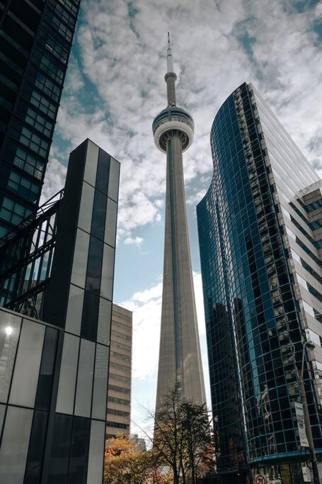 Chic 1-Br Condo; Parking Included; Downtown Core Торонто Екстер'єр фото