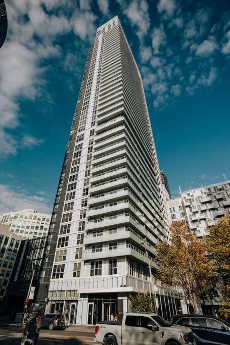 Chic 1-Br Condo; Parking Included; Downtown Core Торонто Екстер'єр фото