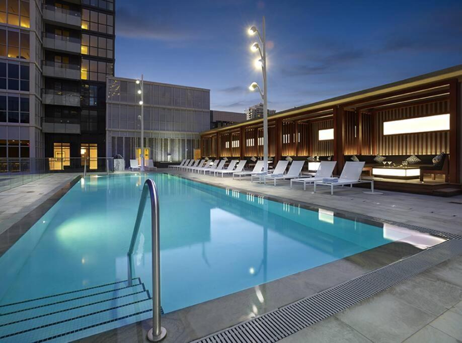 Chic 1-Br Condo; Parking Included; Downtown Core Торонто Екстер'єр фото