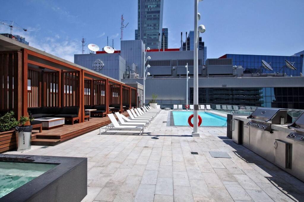 Chic 1-Br Condo; Parking Included; Downtown Core Торонто Екстер'єр фото