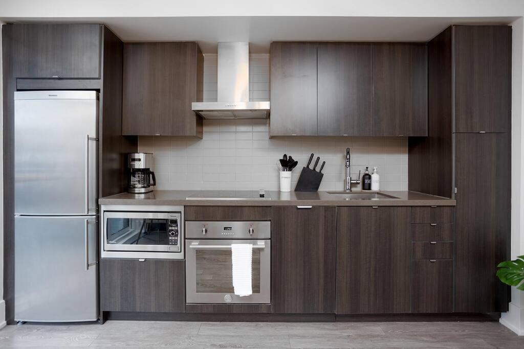 Chic 1-Br Condo; Parking Included; Downtown Core Торонто Екстер'єр фото