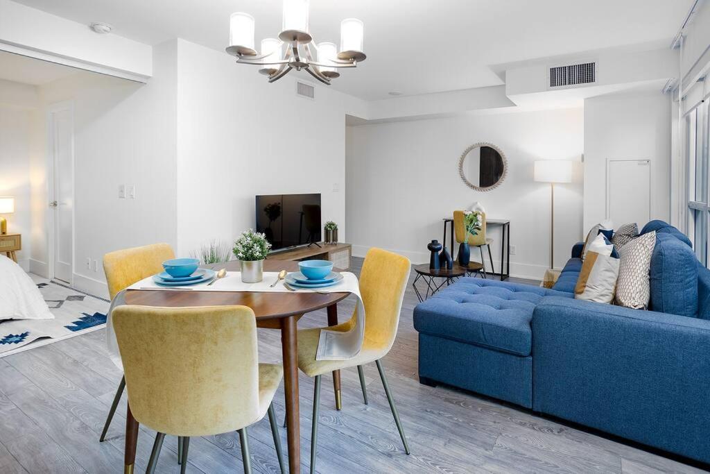 Chic 1-Br Condo; Parking Included; Downtown Core Торонто Екстер'єр фото