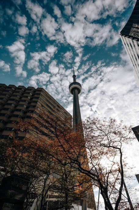 Chic 1-Br Condo; Parking Included; Downtown Core Торонто Екстер'єр фото