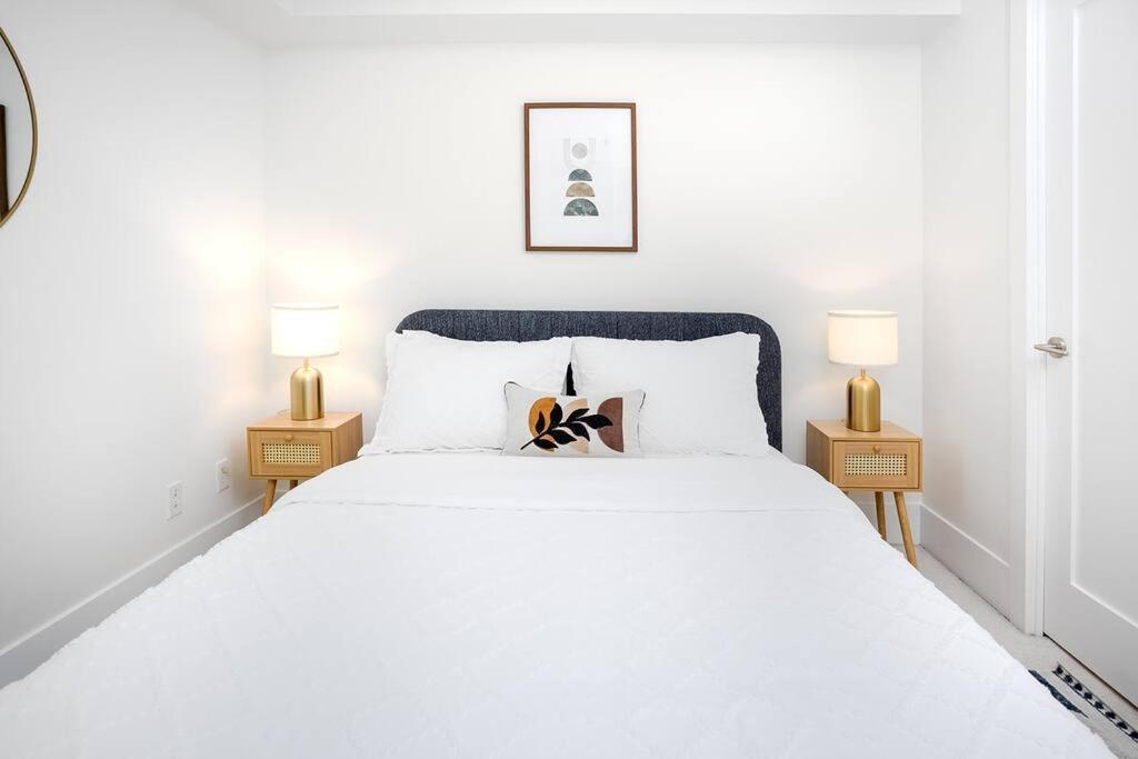Chic 1-Br Condo; Parking Included; Downtown Core Торонто Екстер'єр фото