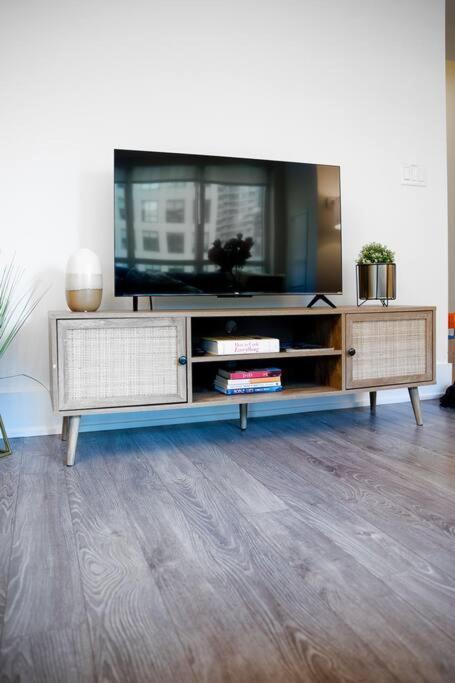 Chic 1-Br Condo; Parking Included; Downtown Core Торонто Екстер'єр фото
