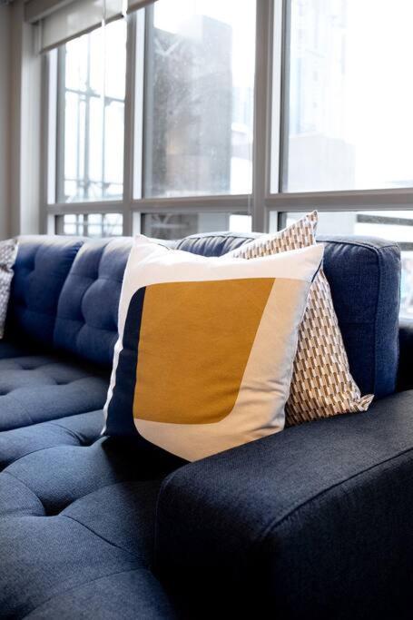 Chic 1-Br Condo; Parking Included; Downtown Core Торонто Екстер'єр фото