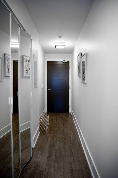 Chic 1-Br Condo; Parking Included; Downtown Core Торонто Екстер'єр фото